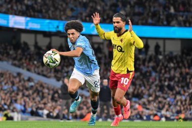 Manchester City 'den Rico Lewis, 24 Eylül 2024' te Etihad Stadyumu 'nda oynanan Manchester City - Watford Carabao Kupası karşılaşmasında topu ileri atıyor.