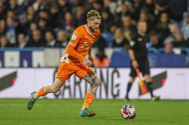 Blackpool takımından Hayden Coulson, 24 Eylül 2024 'te İngiltere' nin Huddersfield Stadyumu 'nda oynanan Huddersfield Town-Blackpool maçında topu aldı.