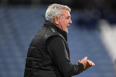 Blackpool 'un Steve Bruce Menajeri takımına 24 Eylül 2024' te John Smith Stadyumu 'nda oynanan Huddersfield Town-Blackpool maçında talimat verdi.
