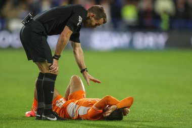 Hakem Ben Speedie, 24 Eylül 2024 'te John Smith Stadyumu' nda oynanan Sky Bet 1 maçında sakatlanan Blackpool oyuncusu Rob Apter 'ı kontrol ediyor.