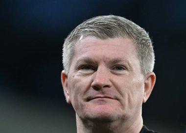 Eski profesyonel boksör Ricky Hatton, 24 Eylül 2024 tarihinde Etihad Stadyumu 'nda Manchester City ile Watford arasındaki Carabao Kupası karşılaşması öncesinde atış yaptı.