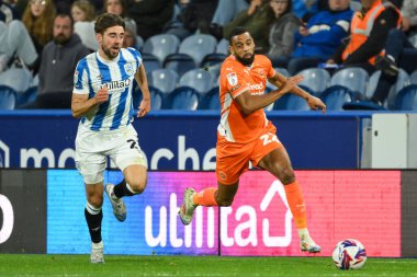 Blackpool 'dan CJ Hamilton, 24 Eylül 2024' te John Smith Stadyumu 'nda oynanan Huddersfield Town-Blackpool maçında topla bir çıkış yaptı.
