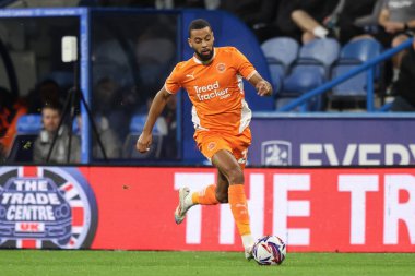 Blackpool 'dan CJ Hamilton, 24 Eylül 2024' te İngiltere 'nin Huddersfield Stadyumu' nda oynanan Huddersfield Town-Blackpool maçında topu aldı.