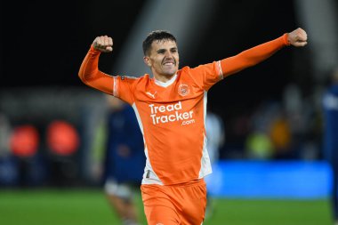 Blackpool 'dan Albie Morgan, 24 Eylül 2024' te İngiltere 'nin Huddersfield şehrindeki John Smith Stadyumu' nda oynanan Huddersfield Town-Blackpool maçının sonunda taraftarlarıyla kutlama yapıyor.