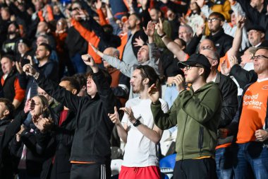 Blackpool taraftarları 24 Eylül 2024 'te John Smith' in stadyumunda oynanan Huddersfield Town - Blackpool maçı sırasında Blackpool taraftarları