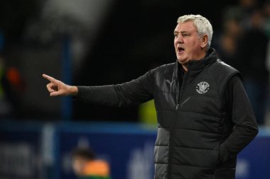 Blackpool 'un Steve Bruce Menajeri takımına 24 Eylül 2024' te John Smith Stadyumu 'nda oynanan Huddersfield Town-Blackpool maçında talimat verdi.