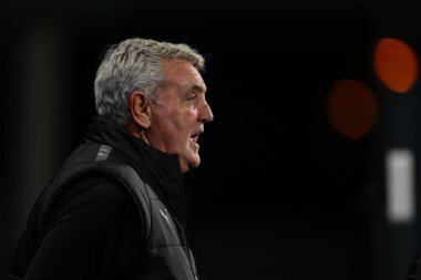 Blackpool 'un Steve Bruce Menajeri takımına 24 Eylül 2024' te John Smith Stadyumu 'nda oynanan Huddersfield Town-Blackpool maçında talimat verdi.