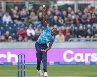 İngiltere 'den Jofra Archer, 24 Eylül 2024' te İngiltere 'nin Avustralya' ya karşı oynadığı The Seat Unique Riverside, Chester-le-street maçında topu veriyor.