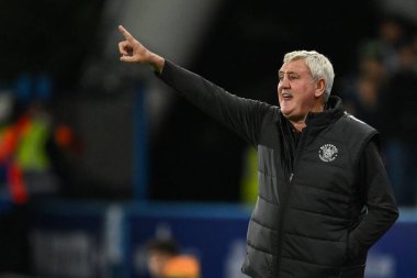 Blackpool 'un Steve Bruce Menajeri takımına 24 Eylül 2024' te John Smith Stadyumu 'nda oynanan Huddersfield Town-Blackpool maçında talimat verdi.