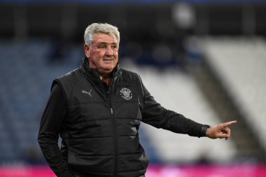 Blackpool 'un Steve Bruce Menajeri takımına 24 Eylül 2024' te John Smith Stadyumu 'nda oynanan Huddersfield Town-Blackpool maçında talimat verdi.