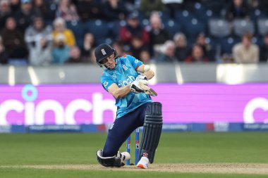 İngiltere 'den Harry Brook bir sınır için topu kafasının üstünden atıyor, 24 Eylül 2024' te İngiltere 'nin Avustralya' ya karşı oynadığı Third Metro Bank One Day maçında İngiltere, The Seat Unique Riverside, Chester-le-street, Birleşik Krallık