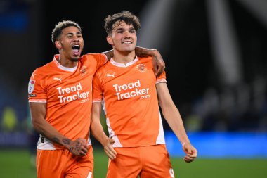 Blackpool 'dan Kyle Joseph ve Jordan Lawrence-Gabriel 24 Eylül 2024' te John Smith Stadyumu 'nda oynanan 1. Huddersfield Town-Blackpool maçının sonunda taraftarlarıyla kutlama yaptılar.