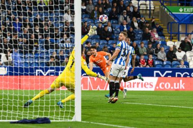 Blackpool takımından Kyle Joseph, 24 Eylül 2024 'te John Smith Stadyumu' nda oynanan Huddersfield Town-Blackpool maçında kalede şut çekiyor.