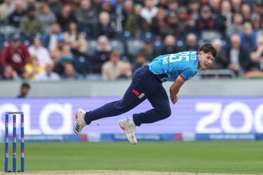 İngiltere 'den Matthew Potts, 24 Eylül 2024' te İngiltere 'nin Avustralya' ya karşı oynadığı The Seat Unique Riverside, Chester-le-street maçında topu veriyor.