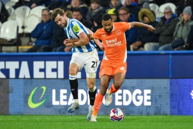 Blackpool 'dan CJ Hamilton, 24 Eylül 2024' te John Smith Stadyumu 'nda Huddersfield Town ile Blackpool arasındaki Sky Bet 1 maçı sırasında Huddersfield Town' dan Antony Evans 'a faul yaptı.