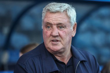 Blackpool teknik direktörü Steve Bruce, 24 Eylül 2024 'te John Smith Stadyumu' nda oynanan Huddersfield Town-Blackpool maçı sırasında geldi.