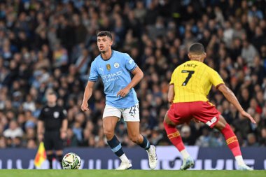 Manchester City 'den Matheus Nunes, 24 Eylül 2024' te Etihad Stadyumu 'nda oynanan Carabao Kupası maçında topu ileri atıyor.