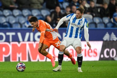 Blackpool 'dan Rob Apter, Huddersfield Town' dan Ben Wiles 'ın 24 Eylül 2024' te John Smith Stadyumu 'nda Huddersfield Town' a karşı oynadığı maçta faul yaptı.