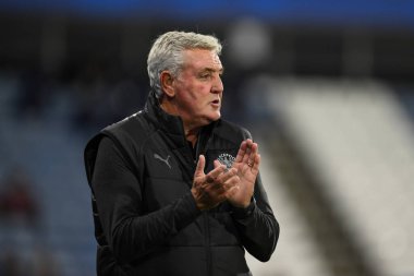 Blackpool 'un yöneticisi Steve Bruce, 24 Eylül 2024' te İngiltere 'nin Huddersfield Stadyumu' nda oynanan Sky Bet 1 karşılaşmasında takımını alkışlıyor.