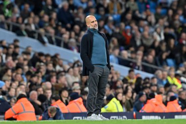Manchester City 'nin Pep Guardiola teknik direktörü, 24 Eylül 2024 tarihinde Etihad Stadyumu' nda oynanan Manchester City-Watford Carabao Kupası karşılaşmasını izliyor.