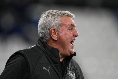 Blackpool 'un Steve Bruce Menajeri takımına 24 Eylül 2024' te John Smith Stadyumu 'nda oynanan Huddersfield Town-Blackpool maçında talimat verdi.