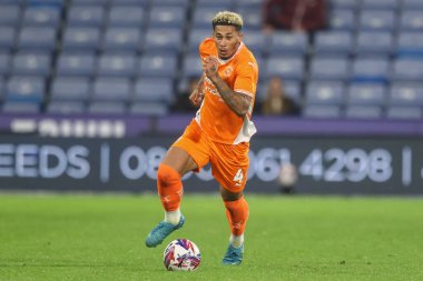 Blackpool 'dan Jordan Lawrence-Gabriel, 24 Eylül 2024' te İngiltere 'nin Huddersfield Stadyumu' nda oynanan Huddersfield Town-Blackpool maçında topu aldı.