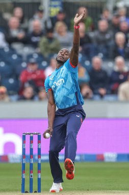 İngiltere 'den Jofra Archer, 24 Eylül 2024' te İngiltere 'nin Avustralya' ya karşı oynadığı The Seat Unique Riverside, Chester-le-street maçında topu veriyor.