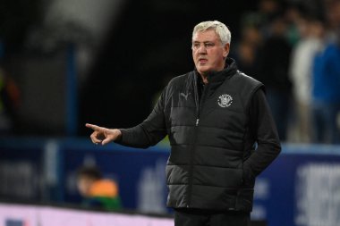 Blackpool 'un Steve Bruce Menajeri takımına 24 Eylül 2024' te John Smith Stadyumu 'nda oynanan Huddersfield Town-Blackpool maçında talimat verdi.