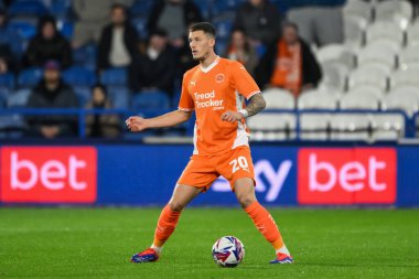 Blackpool takımından Oliver Casey 24 Eylül 2024 'te John Smith' in stadyumunda oynanan Huddersfield Town-Blackpool maçında sahada.