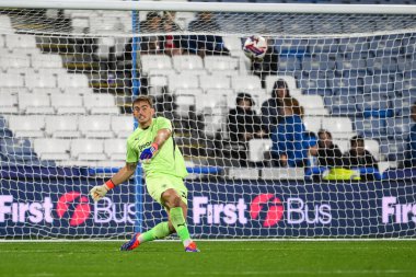 Blackpool 'dan Harry Tyrer, 24 Eylül 2024' te John Smith Stadyumu 'nda oynanan Huddersfield Town-Blackpool maçında sahada topu temizliyor.