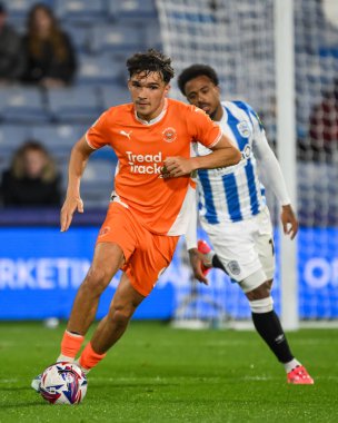 Blackpool 'dan Kyle Joseph, 24 Eylül 2024' te John Smith Stadyumu 'nda oynanan Huddersfield Town-Blackpool maçında topla bir çıkış yaptı.