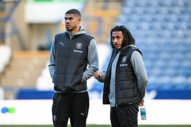 Blackpool 'dan Ashley Fletcher ve Blackpoolls' dan Dominic Thompson 24 Eylül 2024 'te İngiltere' nin Huddersfield kentinde oynanan Huddersfield Town-Blackpool maçı öncesinde geldiler.