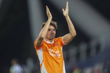 Blackpool 'dan Kyle Joseph, 24 Eylül 2024' te İngiltere 'nin Huddersfield kentindeki John Smith Stadyumu' nda oynanan Sky Bet 1 karşılaşmasında deplasman taraftarlarını alkışlıyor.