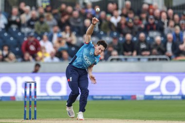 İngiltere 'den Matthew Potts, 24 Eylül 2024' te İngiltere 'nin Avustralya' ya karşı oynadığı The Seat Unique Riverside, Chester-le-street maçında topu veriyor.