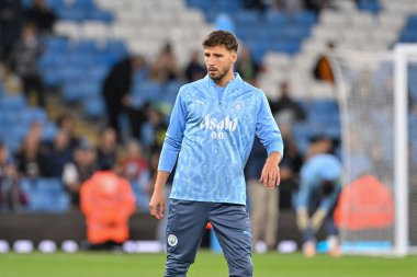 Manchester City 'den Rben Dias, 24 Eylül 2024 tarihinde Etihad Stadyumu' nda oynanan Manchester City-Watford Carabao Kupası karşılaşması öncesinde ısınıyor.