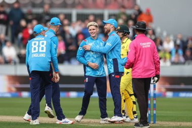 İngiltere 'den Jacob Bethell, 24 Eylül 2024' te İngiltere 'nin Avustralya' ya karşı oynadığı The Seat Unique Riverside maçında Avustralyalı Cameron Green 'in kalesini kutluyor.