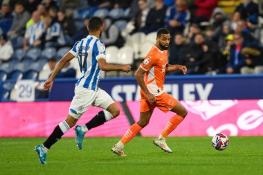 Blackpool 'dan CJ Hamilton, 24 Eylül 2024' te John Smith Stadyumu 'nda oynanan Huddersfield Town-Blackpool maçında topla bir çıkış yaptı.