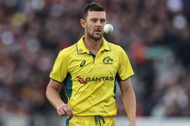 Avustralya 'dan Josh Hazlewood topu, Uluslararası Üçüncü Metro Bankası' nın 24 Eylül 2024 'te Avustralya' ya karşı oynadığı The Seat Unique Riverside, Chester-le-street maçında aldı.