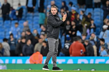 Watford 'un Tom Cleverley teknik direktörü 24 Eylül 2024 tarihinde Etihad Stadyumu' nda oynanan Carabao Kupası maçında taraftarları alkışlıyor.