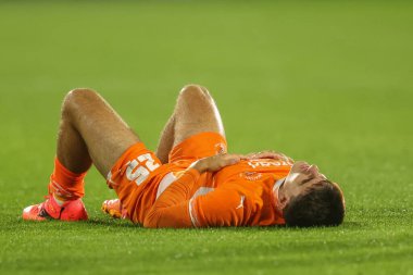 Blackpool 'dan Rob Apter, 24 Eylül 2024' te İngiltere 'nin Huddersfield Stadyumu' ndaki Huddersfield Town-Blackpool maçında sakatlandı.