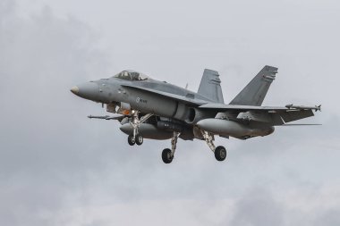 Bir Bitiş Hava Kuvvetleri F-18, Kraliyet Hava Kuvvetleri Waddington, Waddington, Birleşik Krallık, 25 Eylül 2024 Kraliyet Hava Kuvvetleri Waddington, 24-2 Kobra Savaşçısı tatbikatı sırasında iniş yapmak için yaklaşmaktadır.