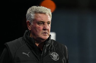 24 Eylül 2024 'te John Smith Stadyumu' nda oynanan Huddersfield Town - Blackpool maçı sırasında Blackpool 'un yöneticisi Steve Bruce