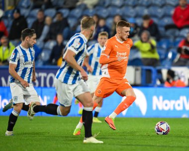Blackpool 'dan Sonny Carey, 24 Eylül 2024' te İngiltere 'nin Huddersfield Stadyumu' nda oynanan Huddersfield Town-Blackpool maçında topla bir çıkış yaptı.