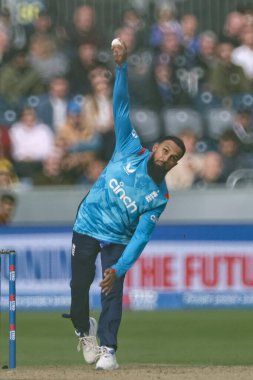 İngiltere vatandaşı Adil Rashid, 24 Eylül 2024 tarihinde İngiltere 'nin Avustralya' ya karşı oynadığı The Seat Unique Riverside, Chester-le-street maçında topu veriyor.