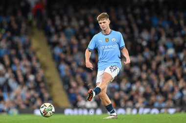 Manchester City 'den James McAtee, 24 Eylül 2024 tarihinde Etihad Stadyumu' nda oynanan Carabao Kupası maçında pas veriyor.