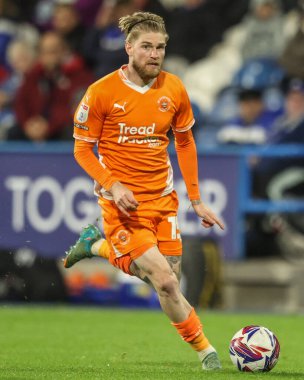 Blackpool takımından Hayden Coulson 24 Eylül 2024 'te John Smith Stadyumu' nda Huddersfield Town 'a karşı Blackpool maçında