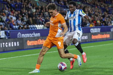 Blackpool 'dan Kyle Joseph ve Huddersfield Town' dan Jaheim Headley 24 Eylül 2024 'te John Smith Stadyumu' nda Huddersfield Town 'a karşı Blackpool maçında top için mücadele etti.