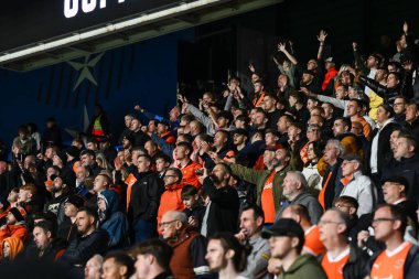 Blackpool taraftarları 24 Eylül 2024 'te John Smith' in stadyumunda oynanan Huddersfield Town - Blackpool maçı sırasında Blackpool taraftarları