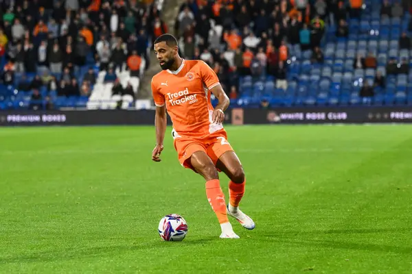 Blackpool 'dan CJ Hamilton, 24 Eylül 2024' te John Smith Stadyumu 'nda oynanan Huddersfield Town-Blackpool maçında topla bir çıkış yaptı.