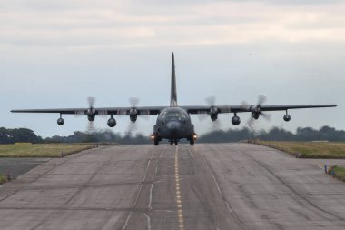 Kanada Kraliyet Hava Kuvvetleri CC-130 Herkül Kraliyet Hava Kuvvetleri Waddington Kraliyet Hava Üssü 'nde Kobra Savaşçısı 24-2 Kraliyet Hava Kuvvetleri Waddington, Waddington, Birleşik Krallık, 25 Eylül 2024